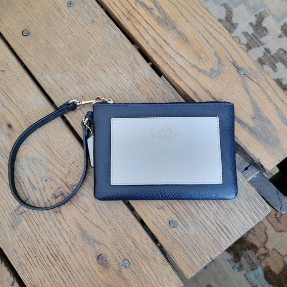 Coach wristlet - Picture 7 of 7